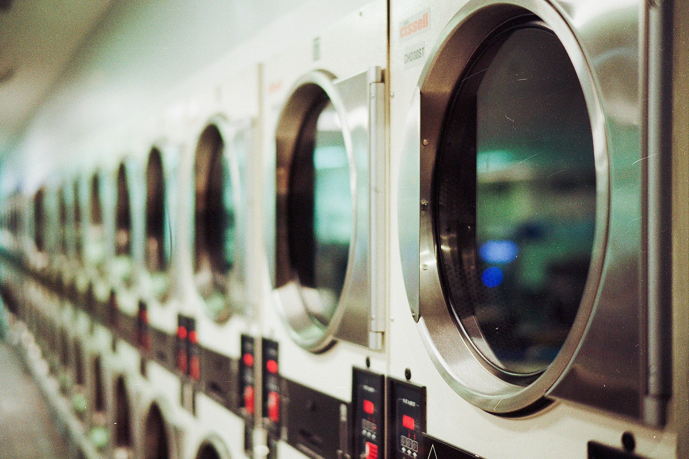 Mesin laundry profesional yang bersih